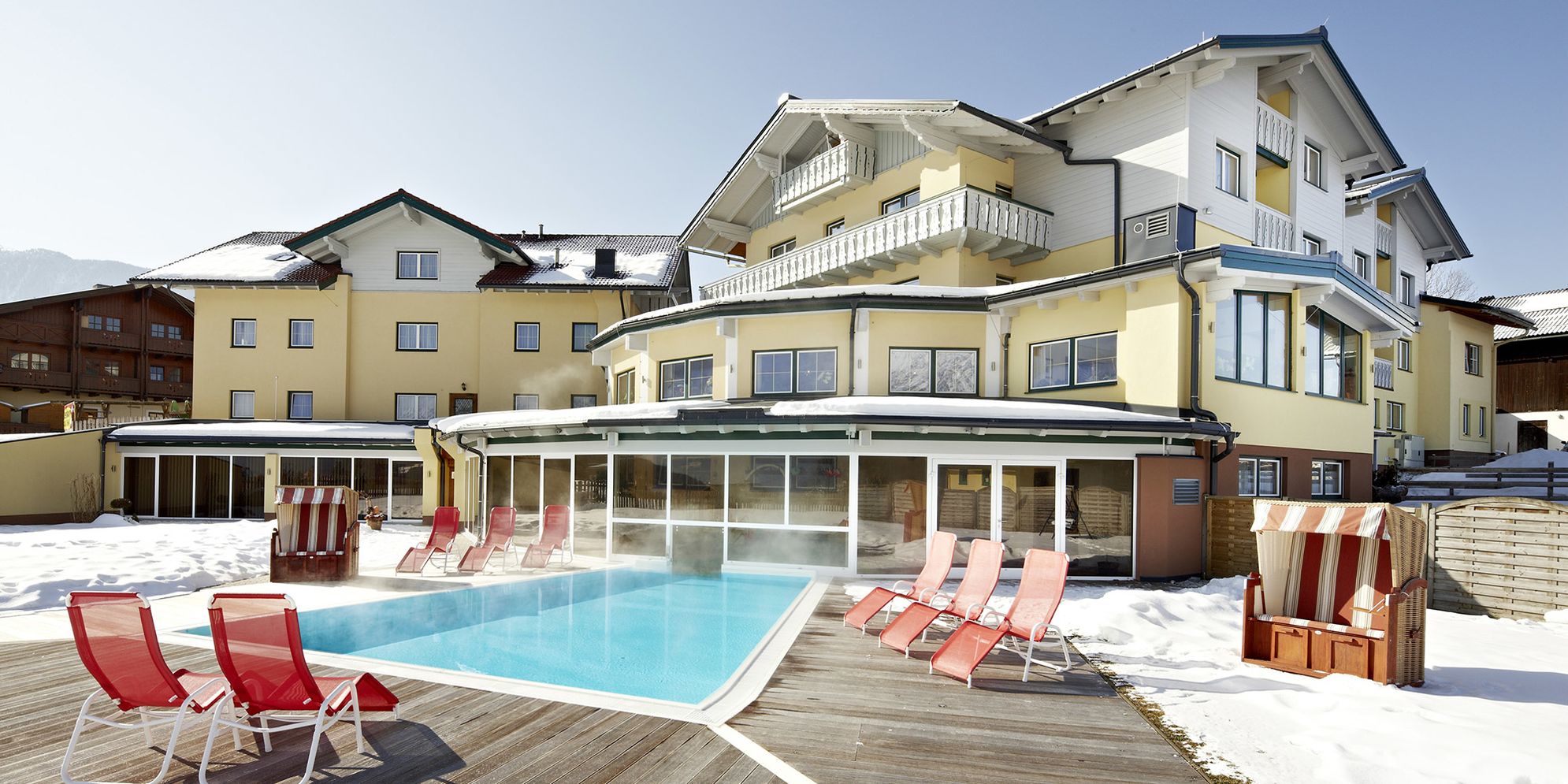 Der Outdoor Bereich des Swimming Pools im Hotel Moser